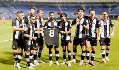 ماجد عمر يحمل قميص فهد المولد برفقة زملائه في الفريق الشبابي.
